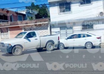 Camioneta se va cuesta abajo tras botarse cambio y pega contra automóvil estacionado en Ciudad Victoria, Tamaulipas