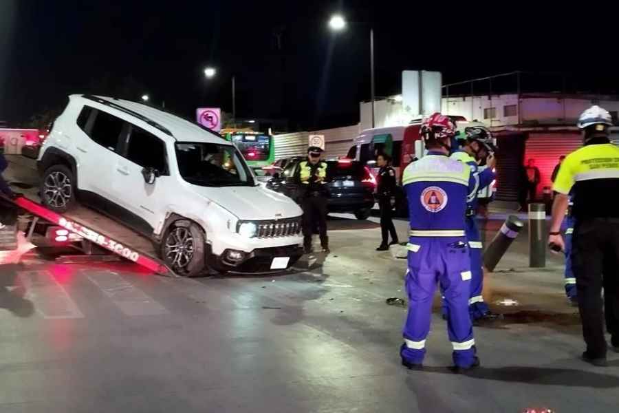 Camioneta termina volcada tras choque en San Pedro, NL; hay 2 heridos