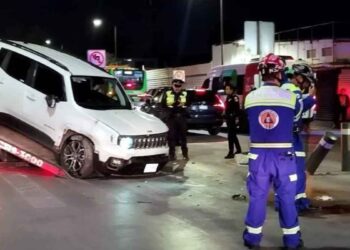Camioneta termina volcada tras choque en San Pedro, NL; hay 2 heridos