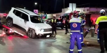 Camioneta termina volcada tras choque en San Pedro, NL; hay 2 heridos