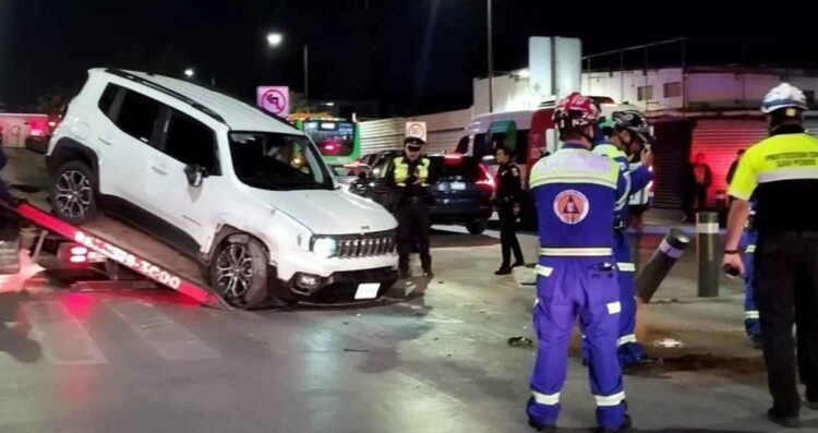 Camioneta termina volcada tras choque en San Pedro, NL; hay 2 heridos