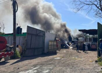 Chispa provoca gran incendio en negocio de reciclaje en Juárez, Nuevo León