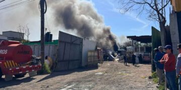 Chispa provoca gran incendio en negocio de reciclaje en Juárez, Nuevo León