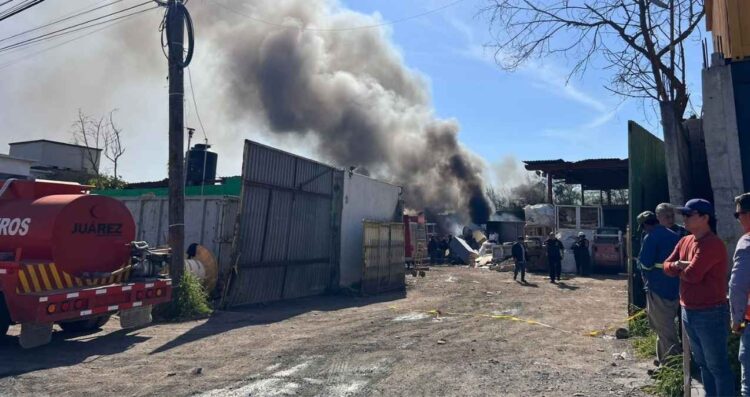 Chispa provoca gran incendio en negocio de reciclaje en Juárez, Nuevo León