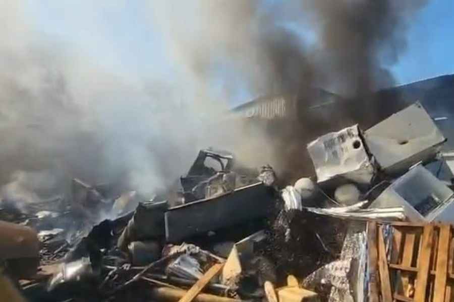 Chispa provoca gran incendio en negocio de reciclaje en Juárez, Nuevo León