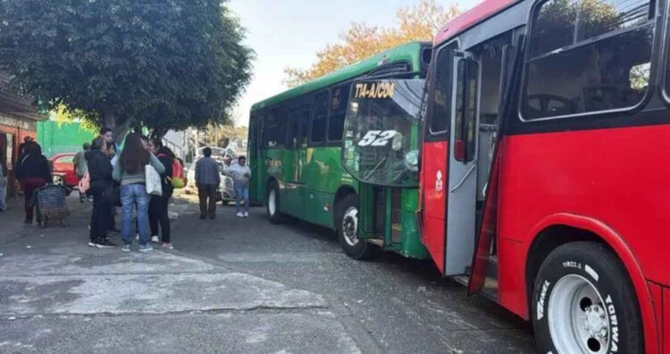 Choque entre autobuses de transporte público deja más de 30 lesionados en Guadalajara, Jalisco