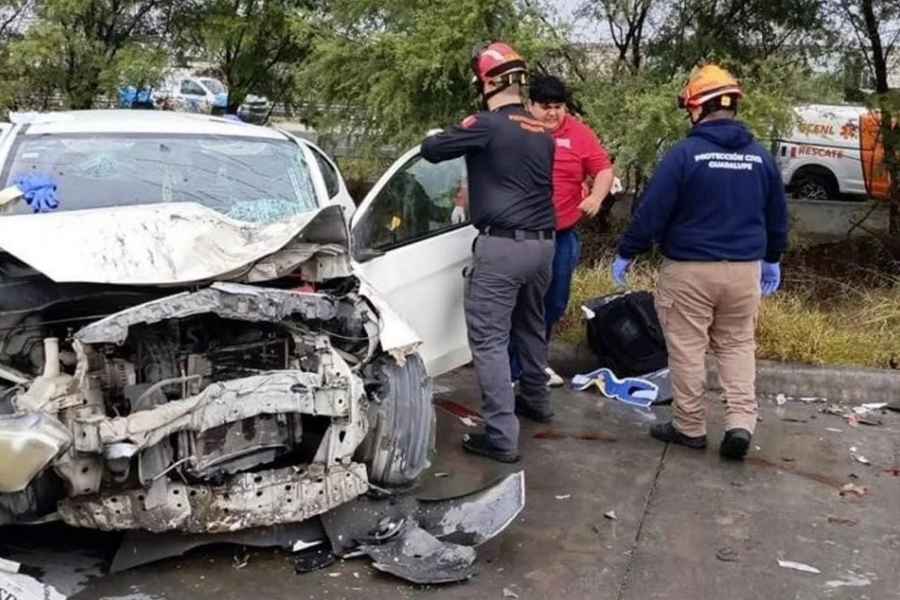 Choque entre camión de personal y auto deja 3 heridos en Guadalupe, NL
