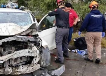 Choque entre camión de personal y auto deja 3 heridos en Guadalupe, NL