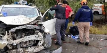 Choque entre camión de personal y auto deja 3 heridos en Guadalupe, NL
