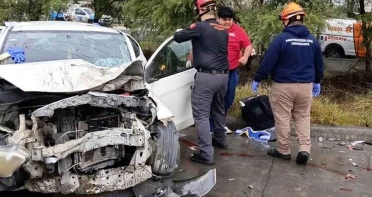 Choque entre camión de personal y auto deja 3 heridos en Guadalupe, NL