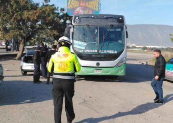 Choque entre transporte público y automovil desata caos vial en Escobedo, Nuevo León