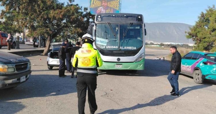 Choque entre transporte público y automovil desata caos vial en Escobedo, Nuevo León