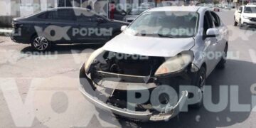 Choque provoca daños materiales y tráfico en zona centro de Ciudad Victoria, Tamaulipas