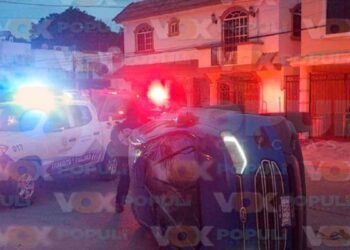 Choque y volcadura en Madero
