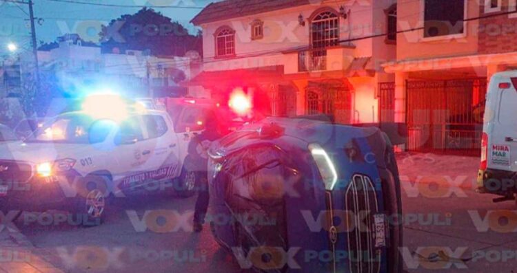 Choque y volcadura en Madero