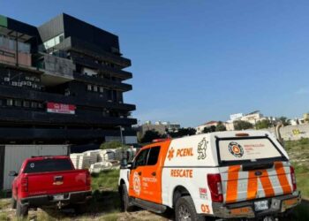 Colapsa estructura en plaza y deja un trabajador lesionado en Monterrey, Nuevo León