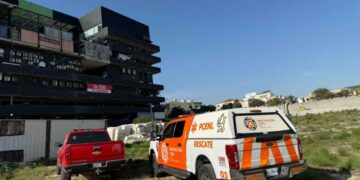 Colapsa estructura en plaza y deja un trabajador lesionado en Monterrey, Nuevo León