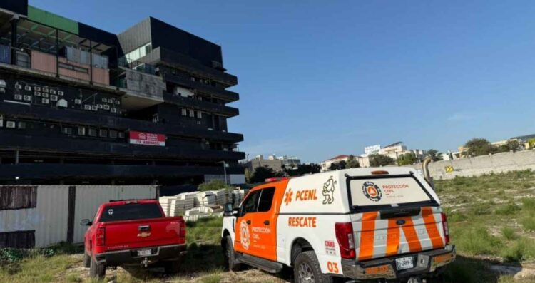 Colapsa estructura en plaza y deja un trabajador lesionado en Monterrey, Nuevo León