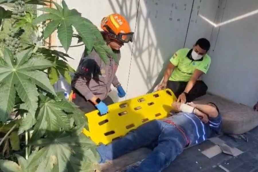 Colapsa estructura en plaza y deja un trabajador lesionado en Monterrey, Nuevo León