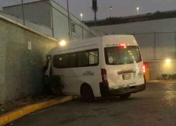 Combi choca contra muro perimetral y deja más de una decena de lesionados en Tlalnepantla