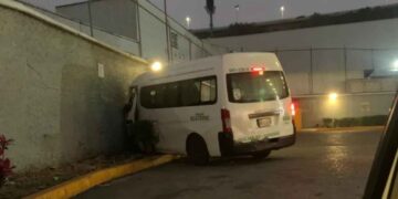 Combi choca contra muro perimetral y deja más de una decena de lesionados en Tlalnepantla