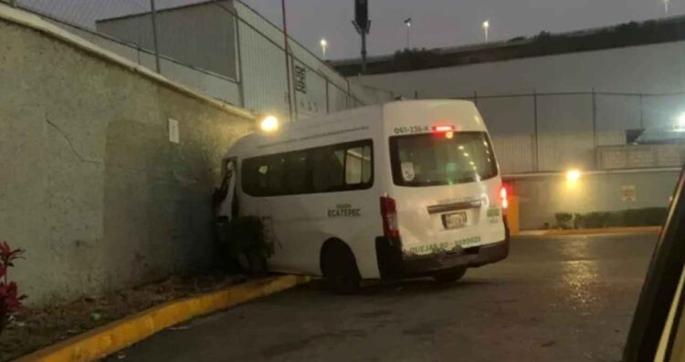 Combi choca contra muro perimetral y deja más de una decena de lesionados en Tlalnepantla