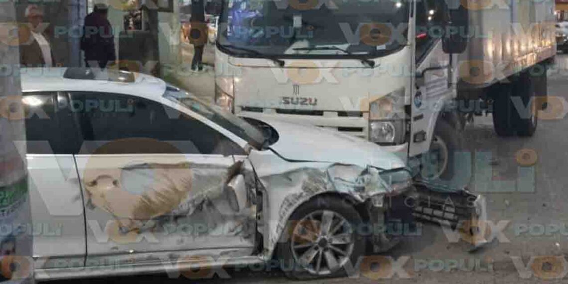 Conductor de camión de volteo provoca choque y huye del lugar en Altamira, Tamaulipas