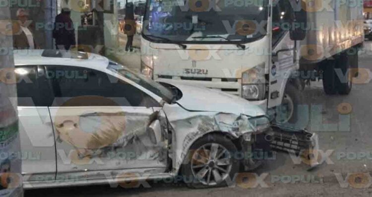 Conductor de camión de volteo provoca choque y huye del lugar en Altamira, Tamaulipas