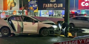 Conductor de taxi de aplicación colisiona con anuncio en Avenida Gonzalitos en Monterrey, NL; hay 2 lesionados