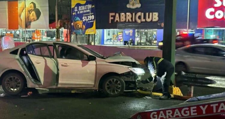 Conductor de taxi de aplicación colisiona con anuncio en Avenida Gonzalitos en Monterrey, NL; hay 2 lesionados