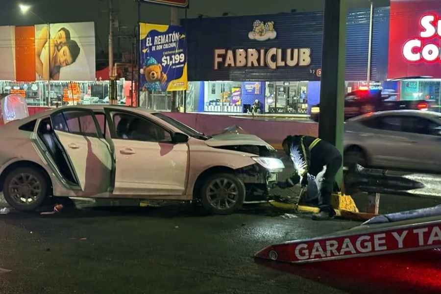 Conductor de taxi de aplicación colisiona con anuncio en Avenida Gonzalitos en Monterrey, NL; hay 2 lesionados 