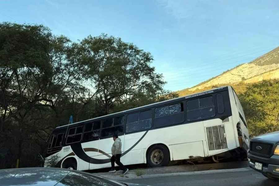 Conductor de transporte termina herido tras caer a un desnivel en Monterrey
