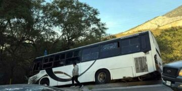 Conductor de transporte termina herido tras caer a un desnivel en Monterrey