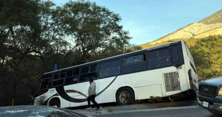 Conductor de transporte termina herido tras caer a un desnivel en Monterrey