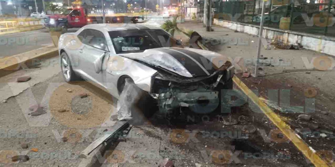 Conductor de un Camaro se impacta por ir a exceso de velocidad en Altamira, Tamaulipas