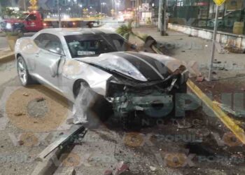 Conductor de un Camaro se impacta por ir a exceso de velocidad en Altamira, Tamaulipas