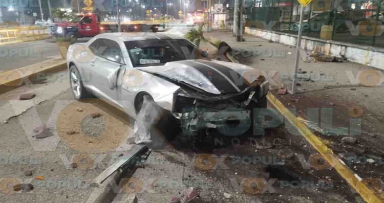 Conductor de un Camaro se impacta por ir a exceso de velocidad en Altamira, Tamaulipas