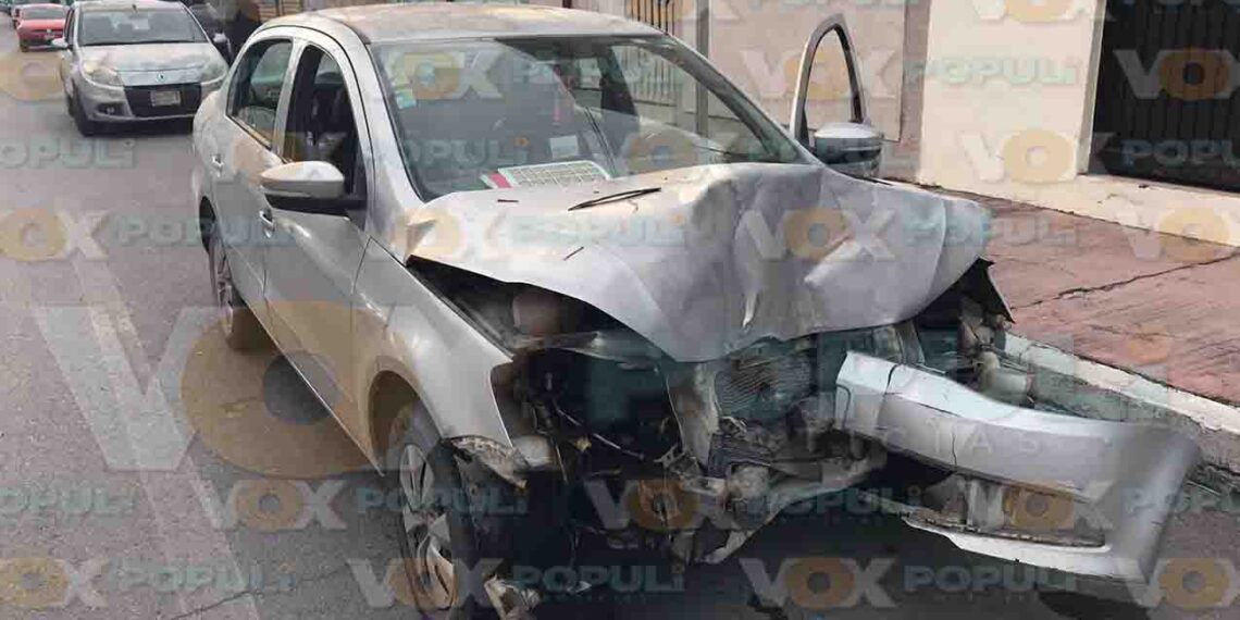 Conductor omite alto, pierde el control y se estrella contra un poste en Ciudad Victoria, Tamaulipas