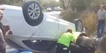 Conductor pierde el control y vuelca tras chocar contra una roca en Guadalupe, Nuevo León