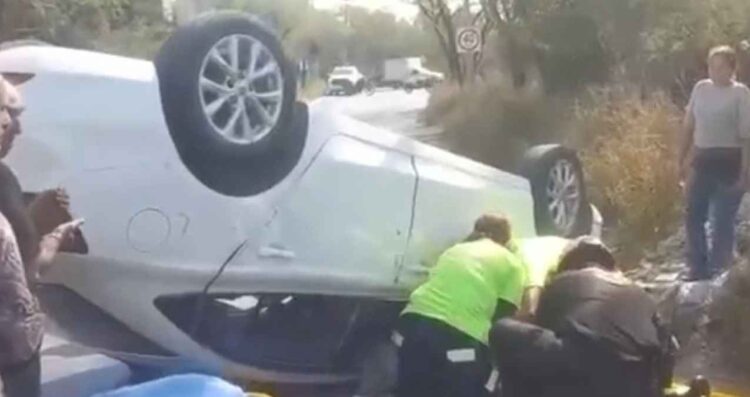 Conductor pierde el control y vuelca tras chocar contra una roca en Guadalupe, Nuevo León