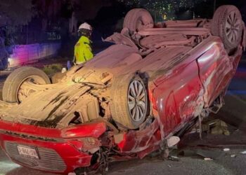 Conductor queda herido tras perder el control y volcarse en Guadalupe Victoria, Nuevo León