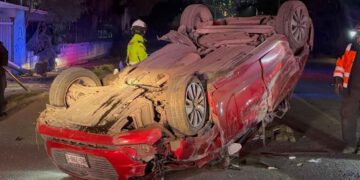 Conductor queda herido tras perder el control y volcarse en Guadalupe Victoria, Nuevo León