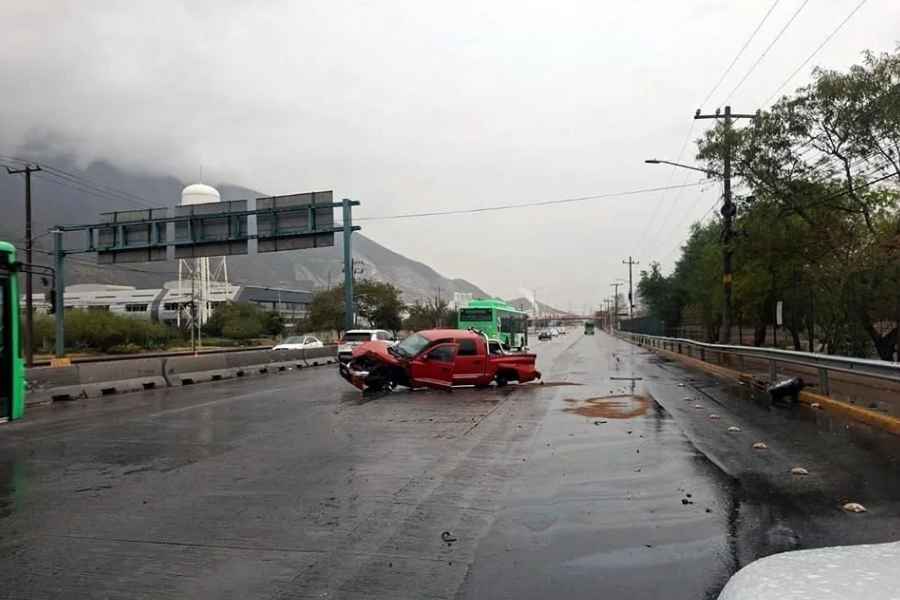 Conductor resulta lesionado tras derrapar y chocar contra murete de la avenida Manuel Ordóñez en San Pedro, NL