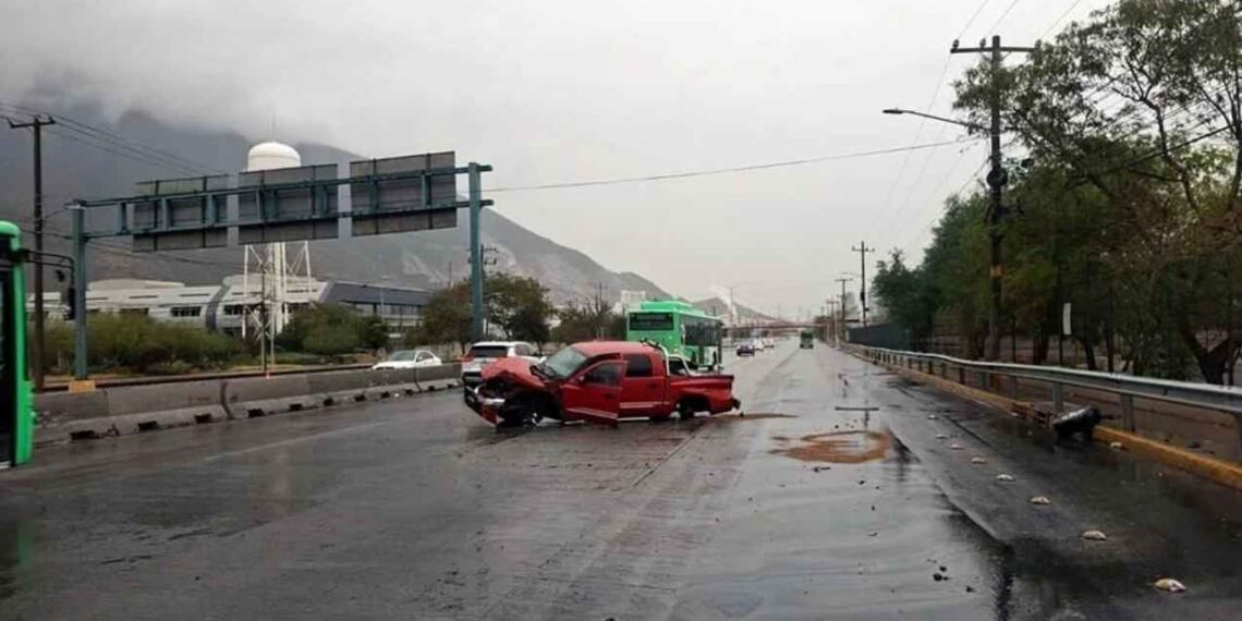 Conductor resulta lesionado tras derrapar y chocar contra murete de la avenida Manuel Ordóñez en San Pedro, NL