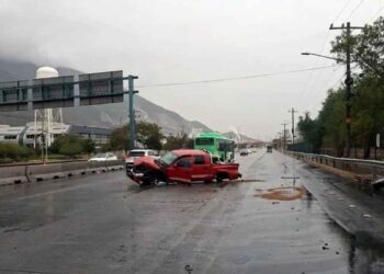 Conductor resulta lesionado tras derrapar y chocar contra murete de la avenida Manuel Ordóñez en San Pedro, NL