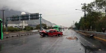 Conductor resulta lesionado tras derrapar y chocar contra murete de la avenida Manuel Ordóñez en San Pedro, NL