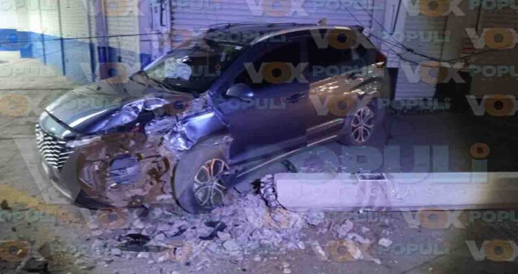 Conductor se estrella contra poste y bloquea tramo de la Tampico, Tamaulipas