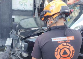 Conductor se impacta contra dos autos estacionados en Santa Catarina, Nuevo León