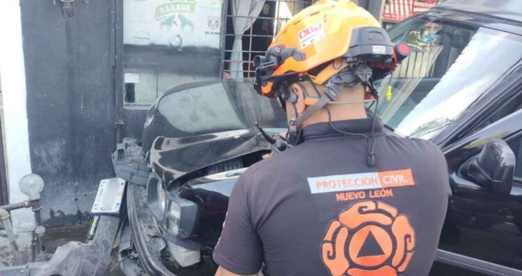 Conductor se impacta contra dos autos estacionados en Santa Catarina, Nuevo León