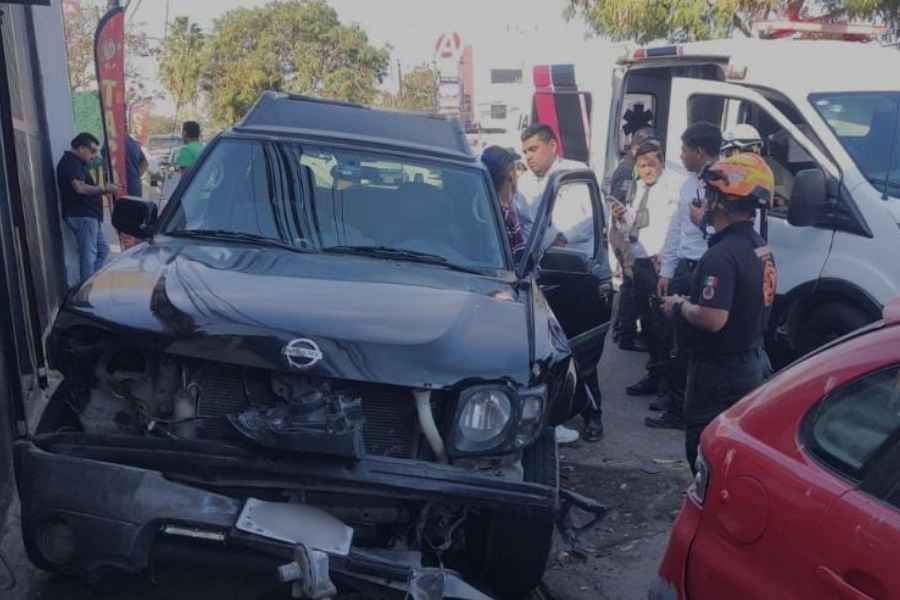 Conductor se impacta contra dos autos estacionados en Santa Catarina, Nuevo León